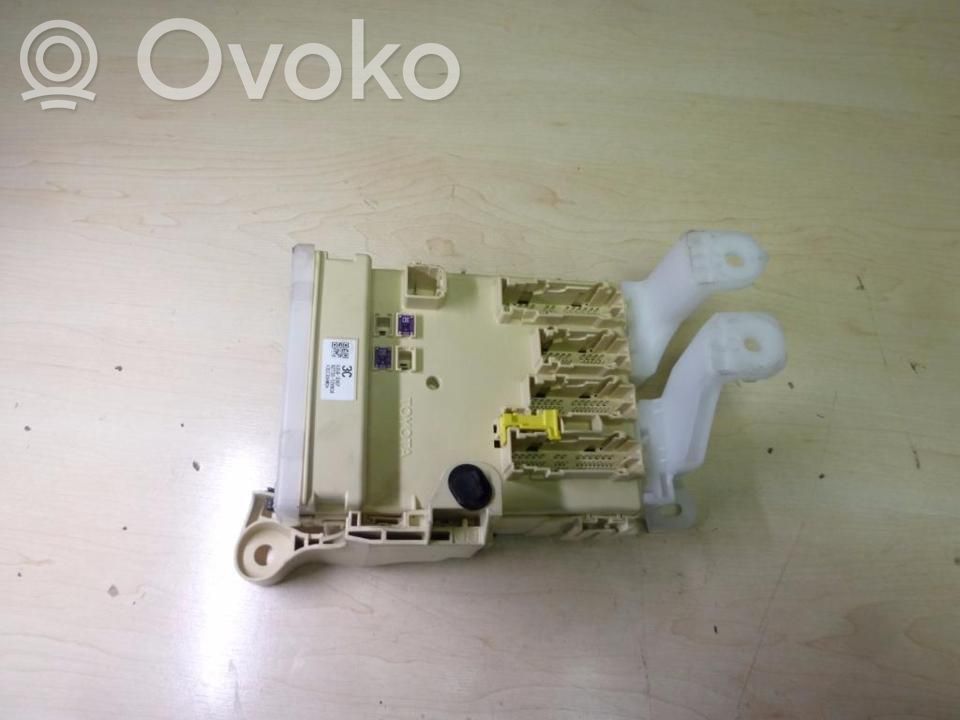 Toyota Auris E180 Skrzynka bezpieczników / Komplet 