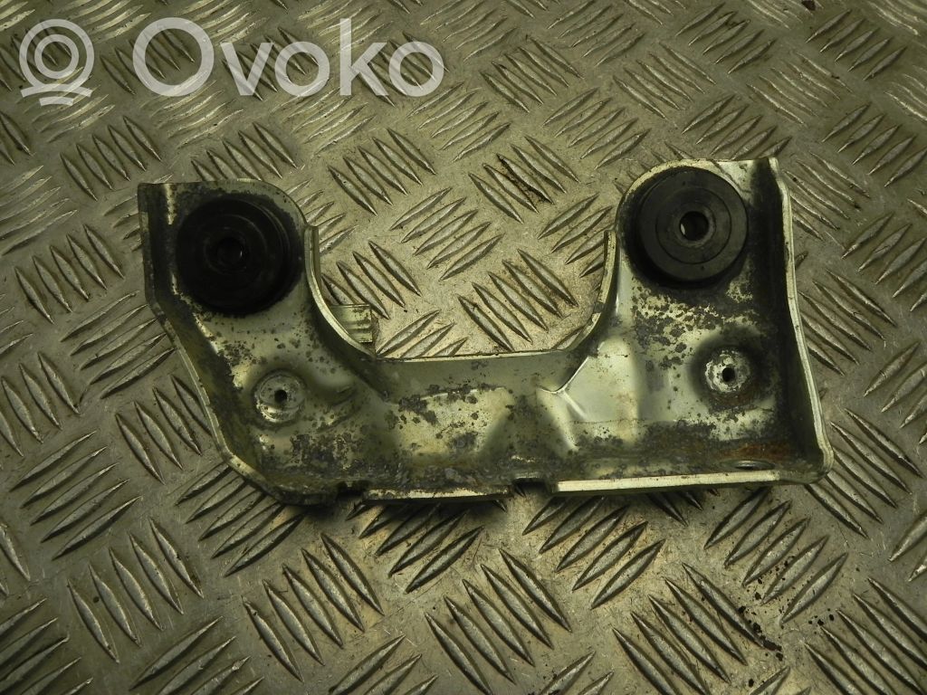 Toyota RAV 4 (XA50) EGR-venttiilin/lauhduttimen kiinnike 