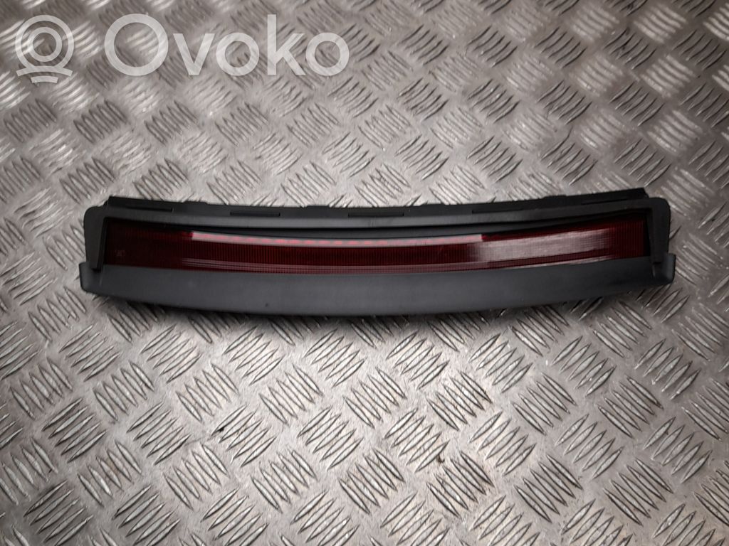 Tesla Model 3 Kolmas/lisäjarruvalo 