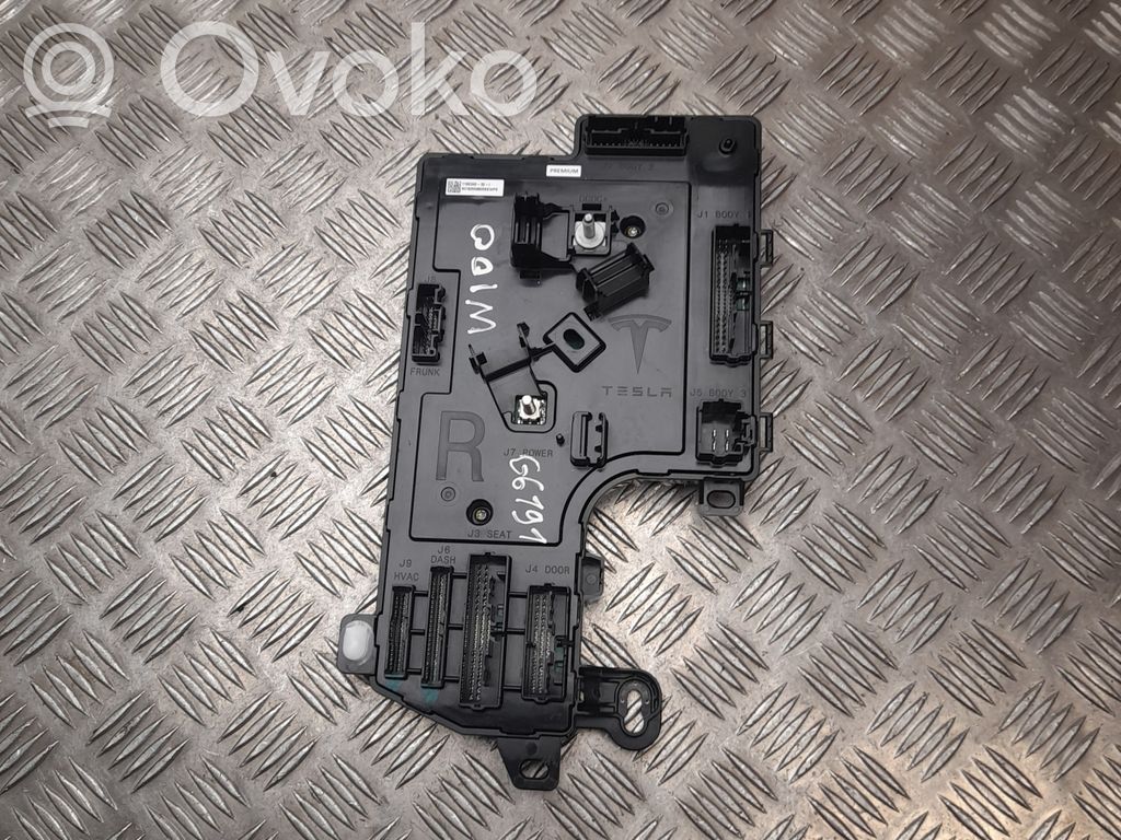 Tesla Model 3 Comfort/convenience module 