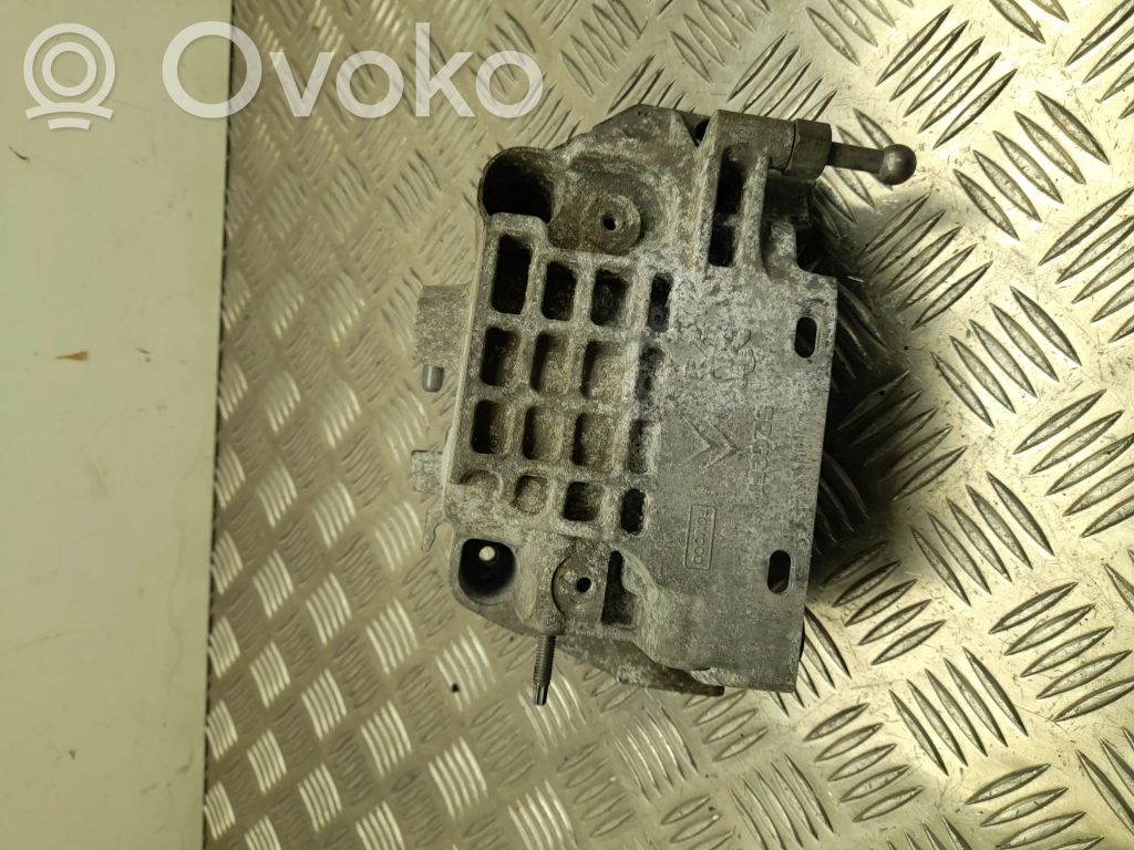 Opel Vivaro Engine mounting bracket 