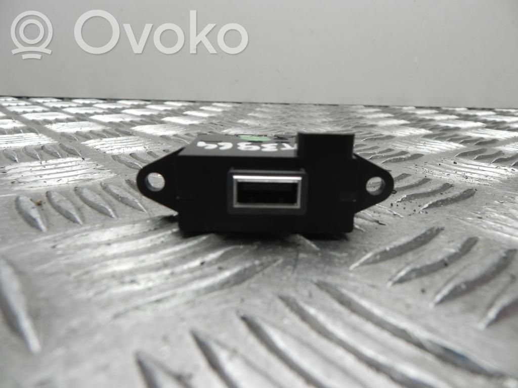 Alfa Romeo Giulia USB socket connector 