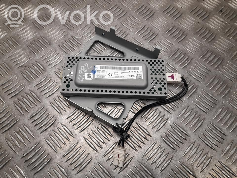 Tesla Model S Aerial antenna amplifier 