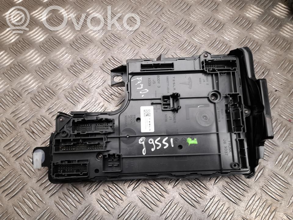 Tesla Model Y Durų elektronikos valdymo blokas 