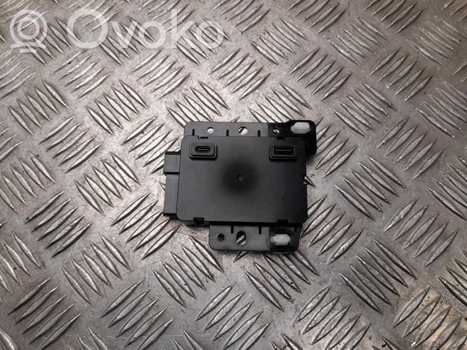 Tesla Model 3 USB jungtis 