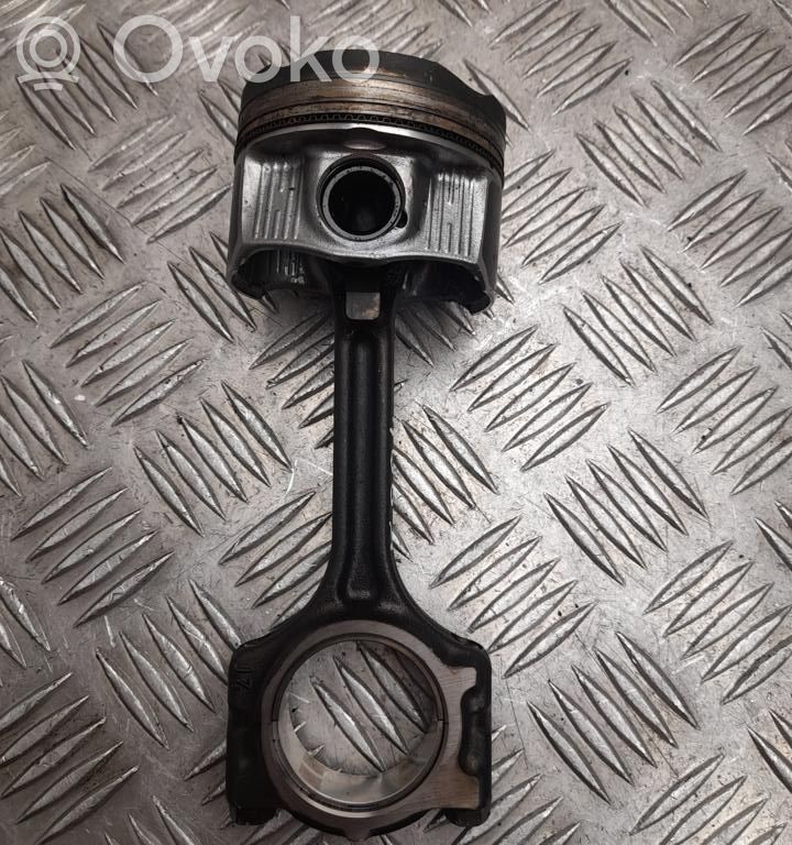 Nissan Qashqai J12 Piston cu bielă 