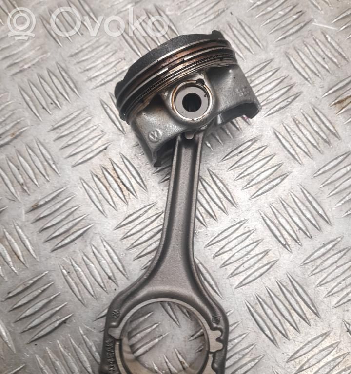 Volkswagen Golf VIII Pistón con biela 