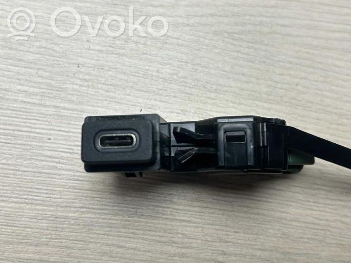 Volkswagen PASSAT B8 Priză USB 