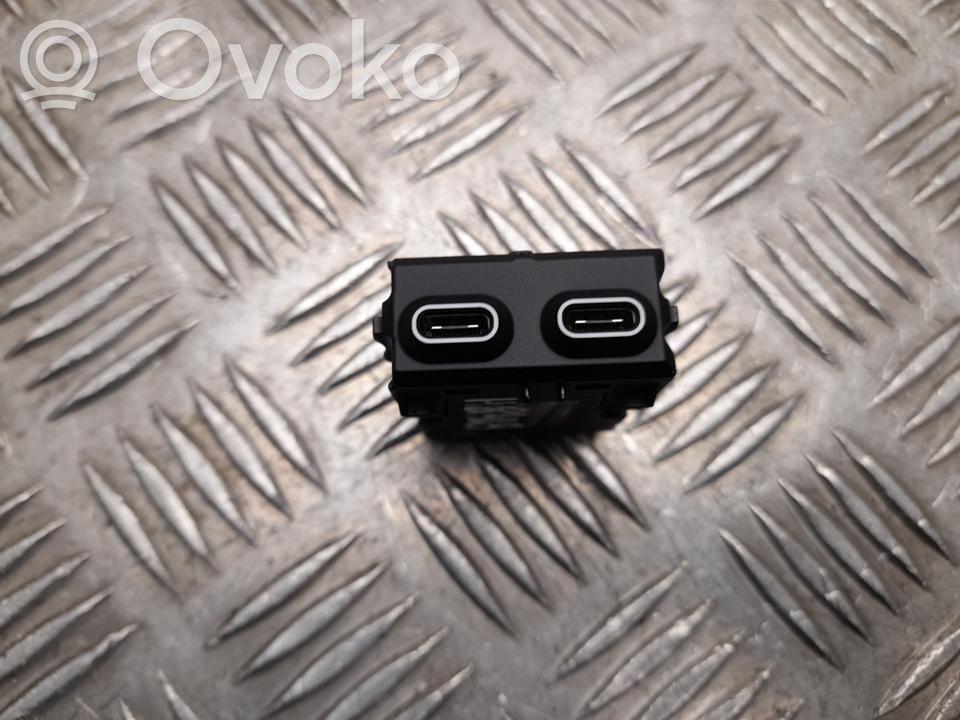 BMW 5 G60 G61 Gniazdo / Złącze USB 
