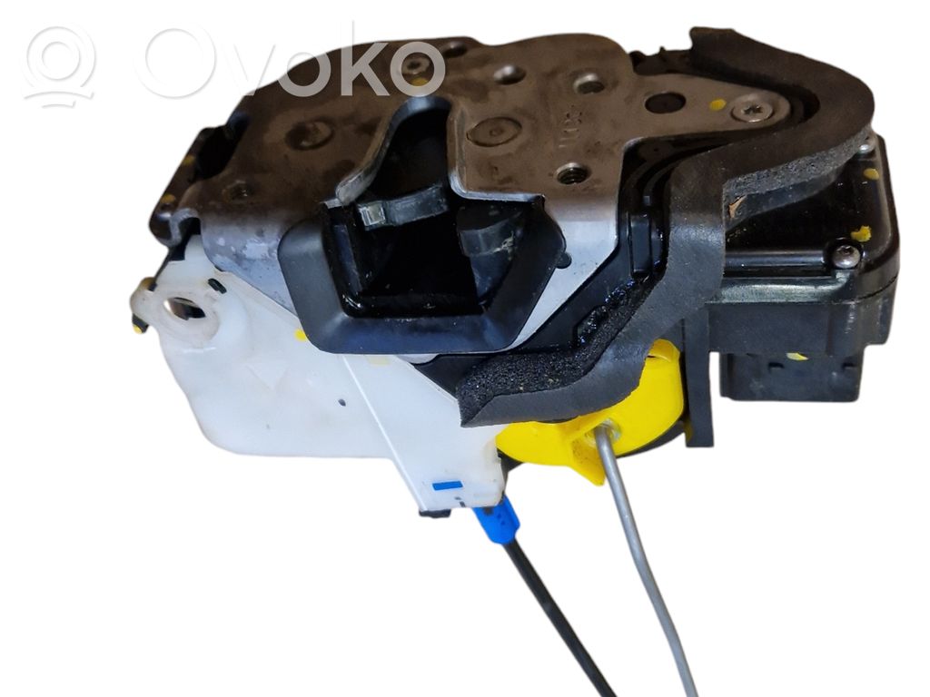 Opel Astra J Priekšpusē slēdzene 