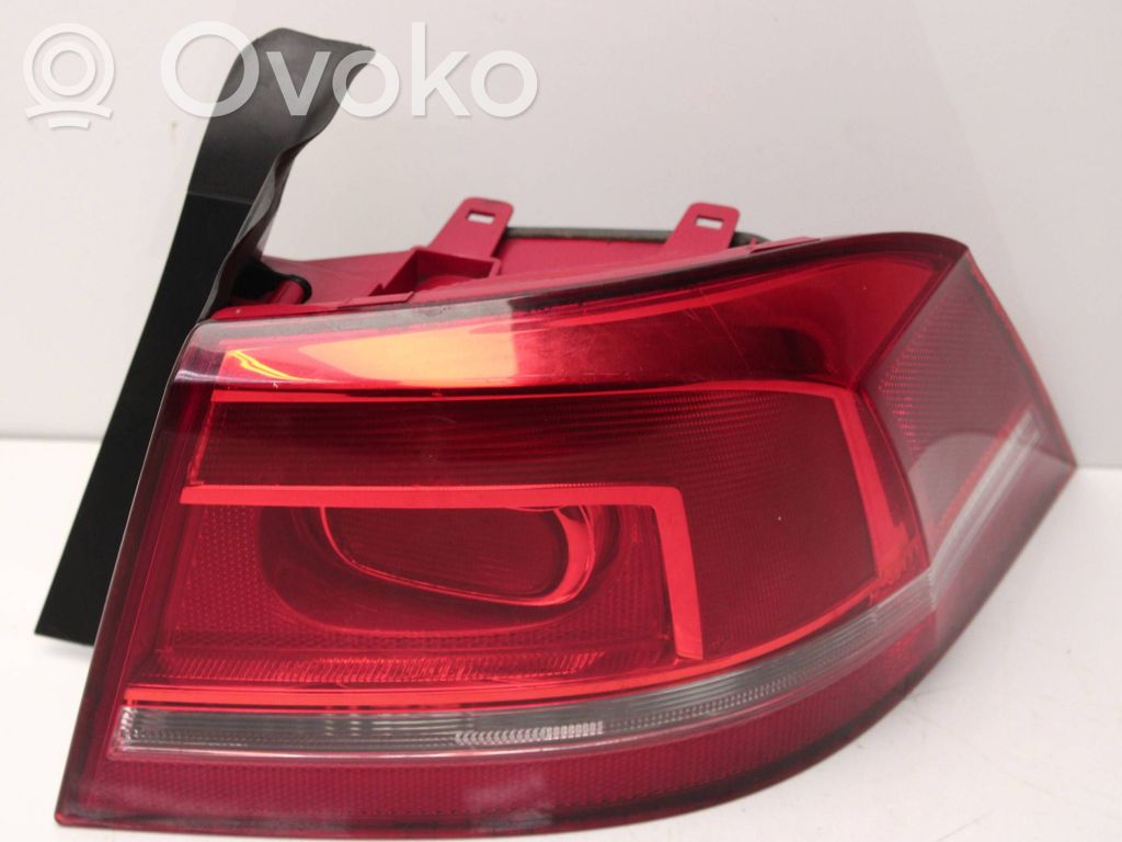 Volkswagen PASSAT B7 Lampa tylna 