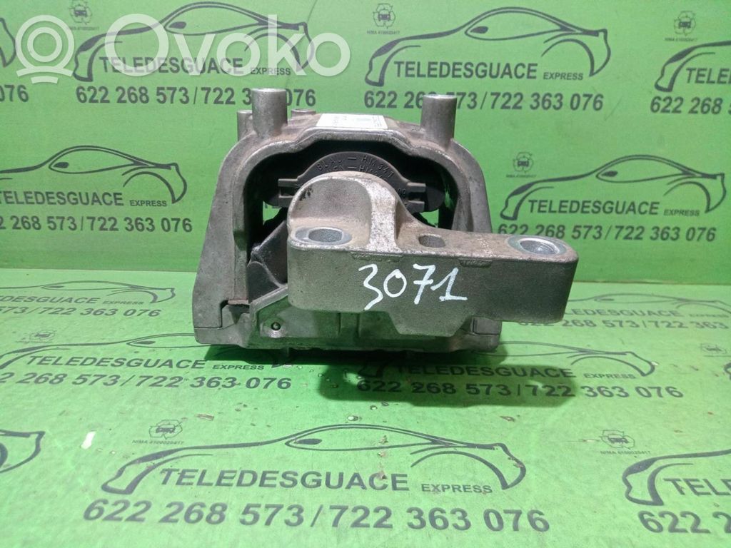 Volkswagen PASSAT Engine mount bracket 