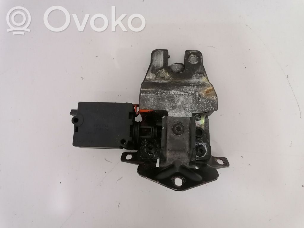 BMW 5 E60 E61 Aizmugurējā pārsega slēdzene 