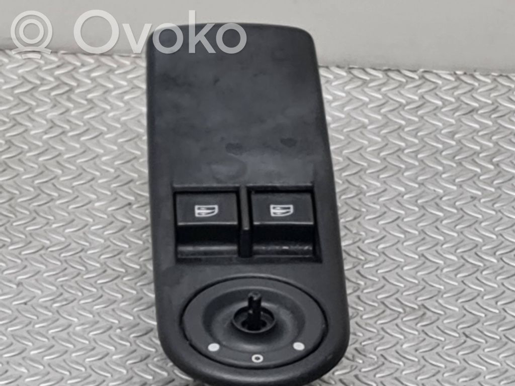 Renault Clio IV Electric window control switch 