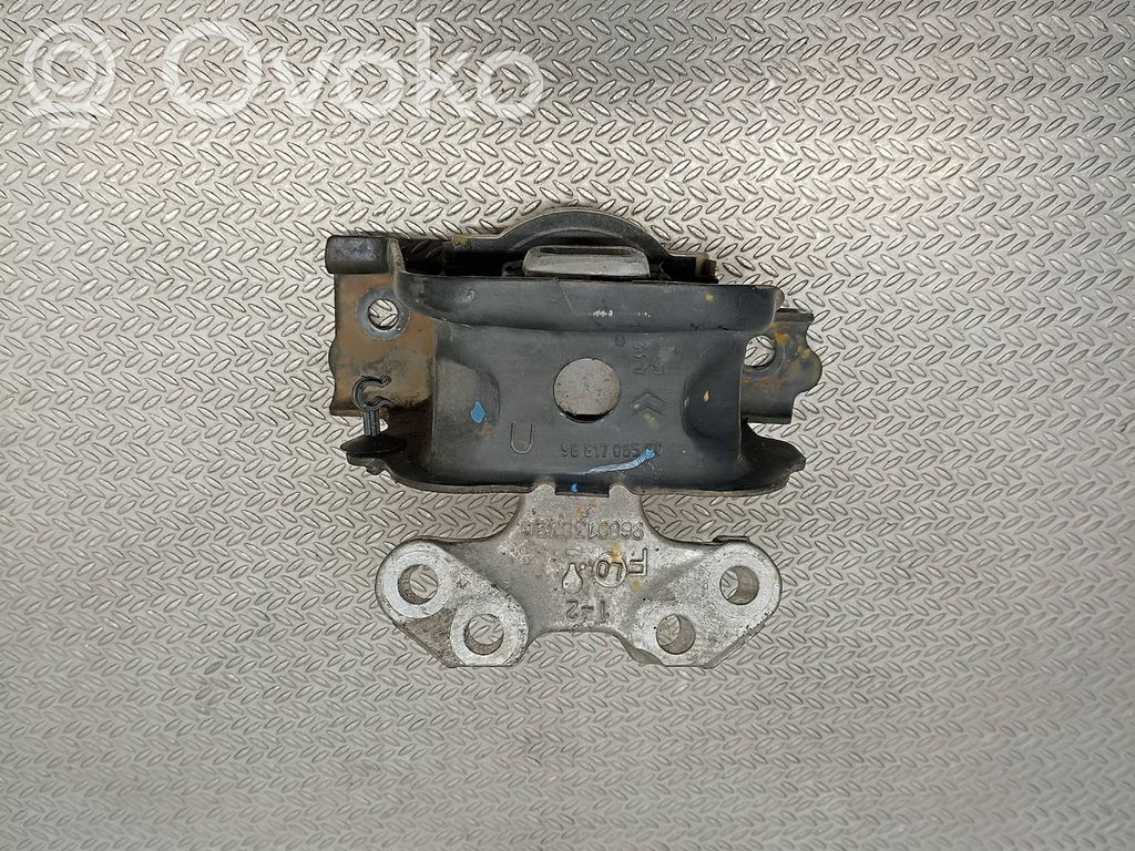 Peugeot 207 Engine mount bracket 