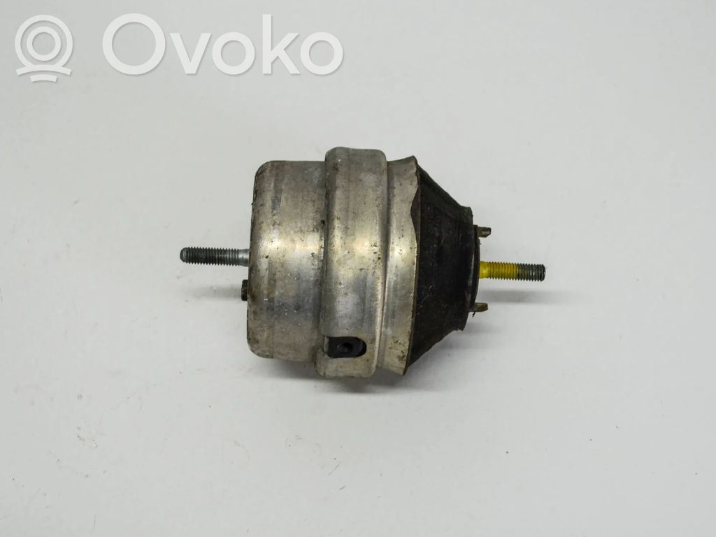 Volkswagen PASSAT B5 Engine mount bracket 