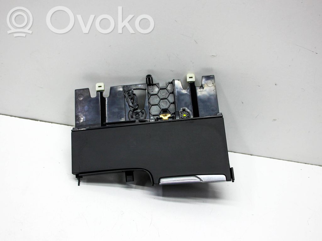 Volvo V60 Peleninė panelėje 