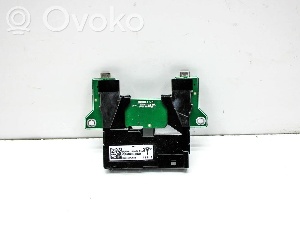 Tesla Model Y Enchufe conector USB 