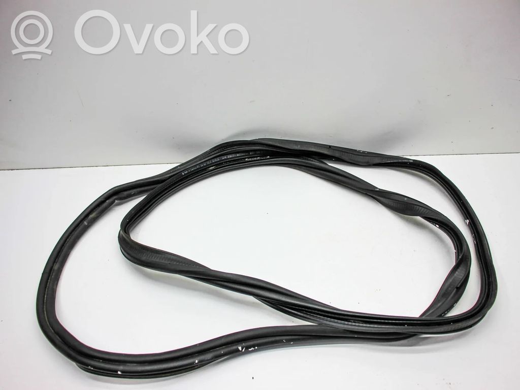 Gumowa uszczelka bagażnika tylnego / Na karoserii   10A827705B