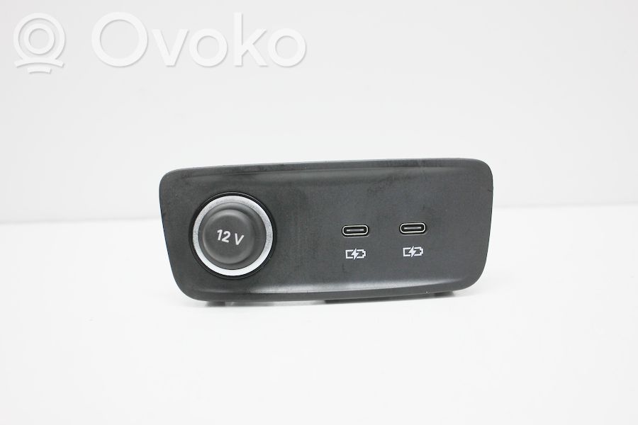 Enchufe conector USB   83A863324B