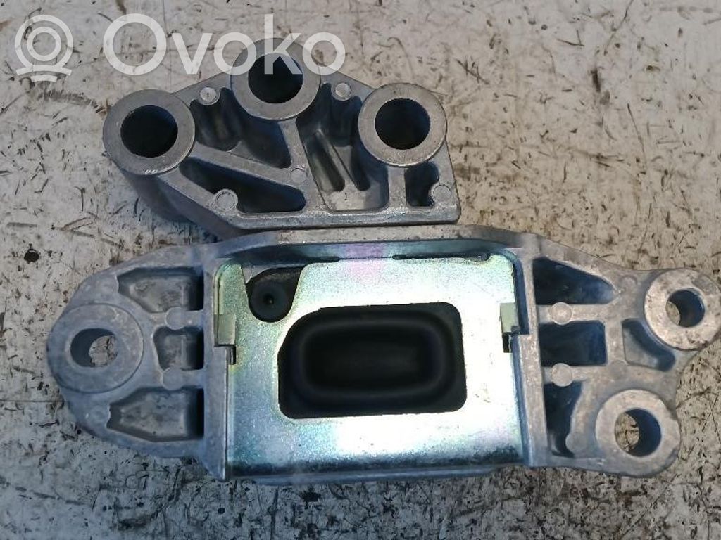 Fiat 500X Engine mounting bracket 
