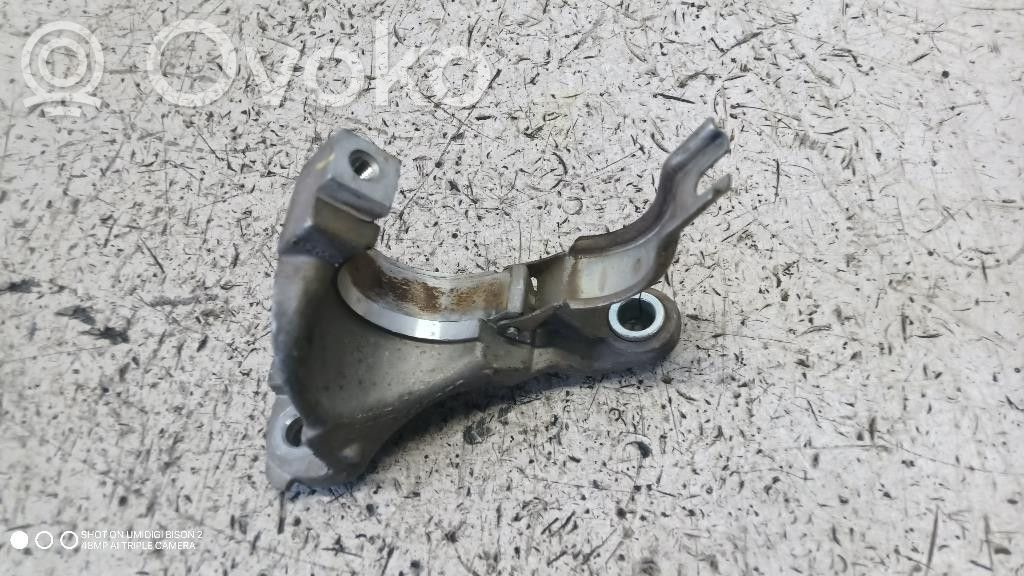 Mercedes-Benz A W176 Vetoakselin tukilaakerin kiinnike 