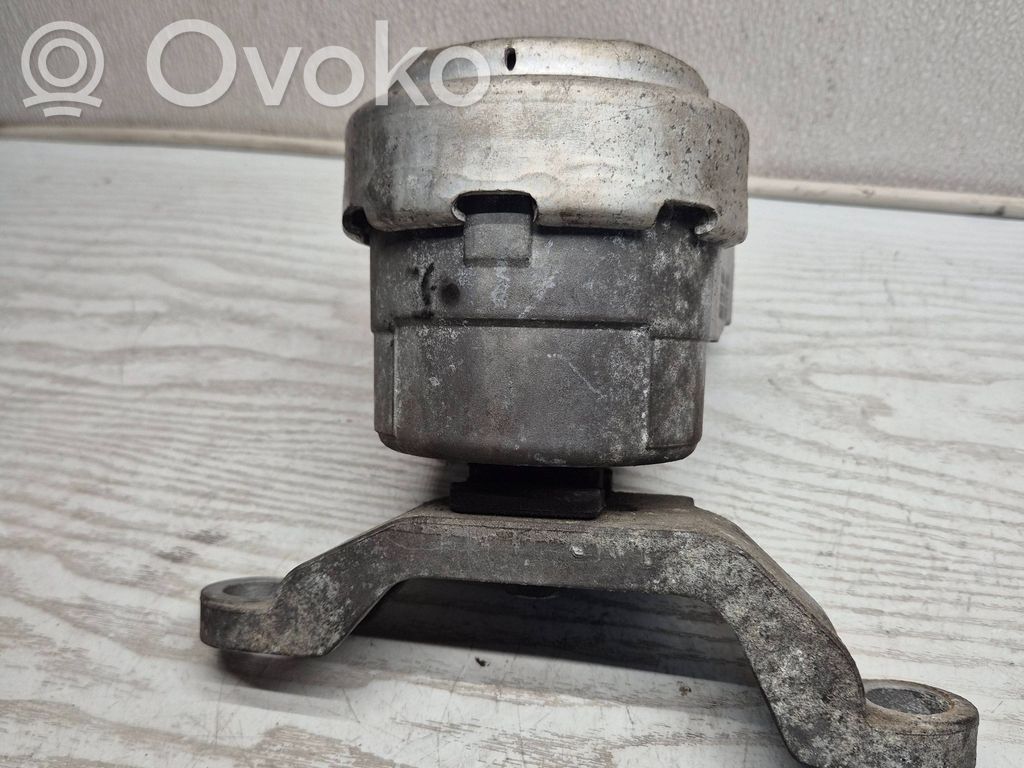 Volvo V70 Engine mount bracket 