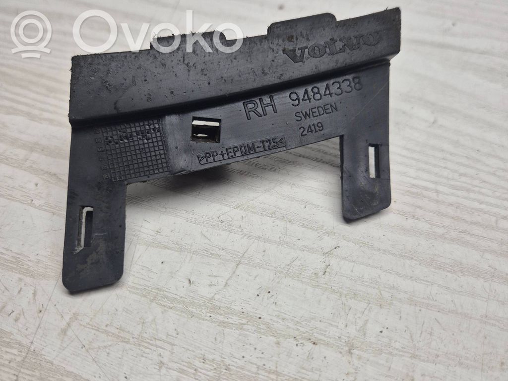 Volvo XC70 Front bumper mounting bracket 