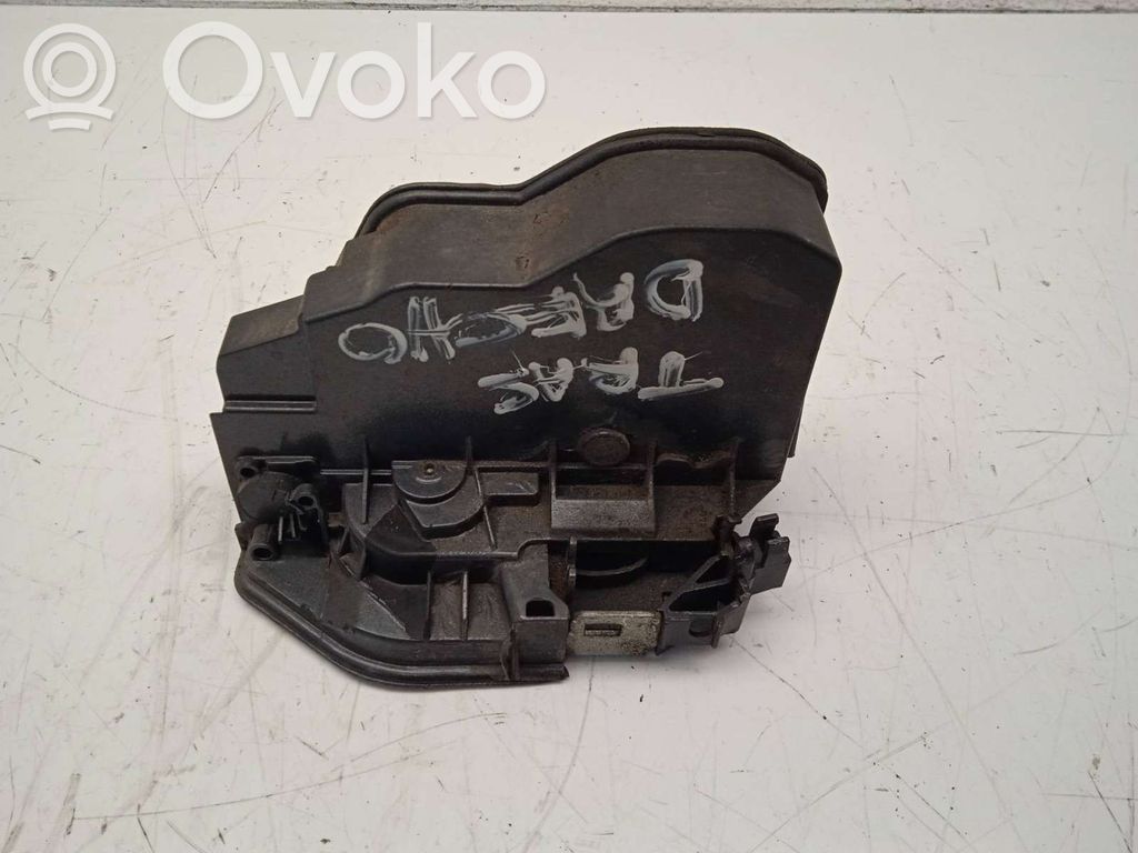 Rear door lock   7036172