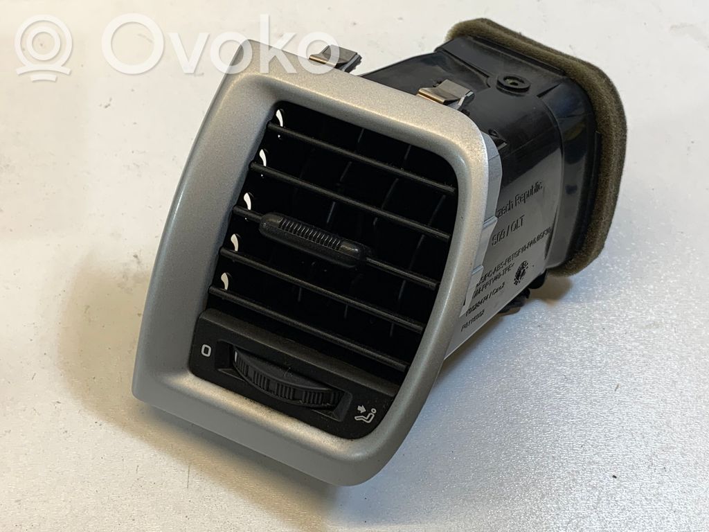 Skoda Roomster (5J) Boczna kratka nawiewu deski rozdzielczej 