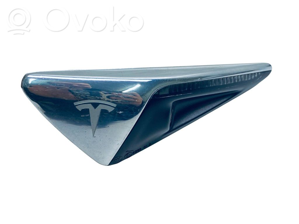Tesla Model S Šoninio sparno kamera 