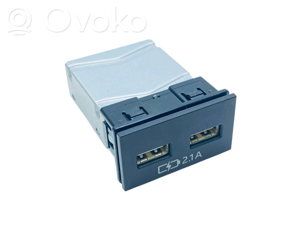 Toyota RAV 4 (XA50) USB socket connector 