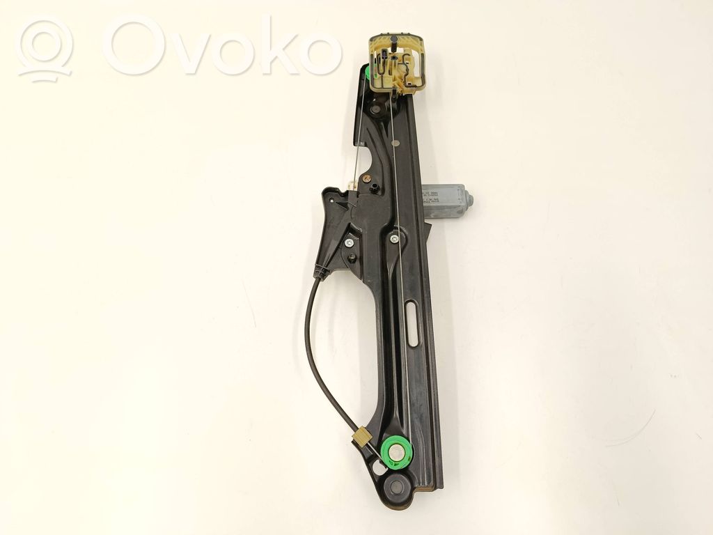 Elektryczny podnośnik szyby drzwi tylnych   7382138