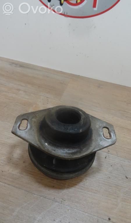 Engine mount bracket
