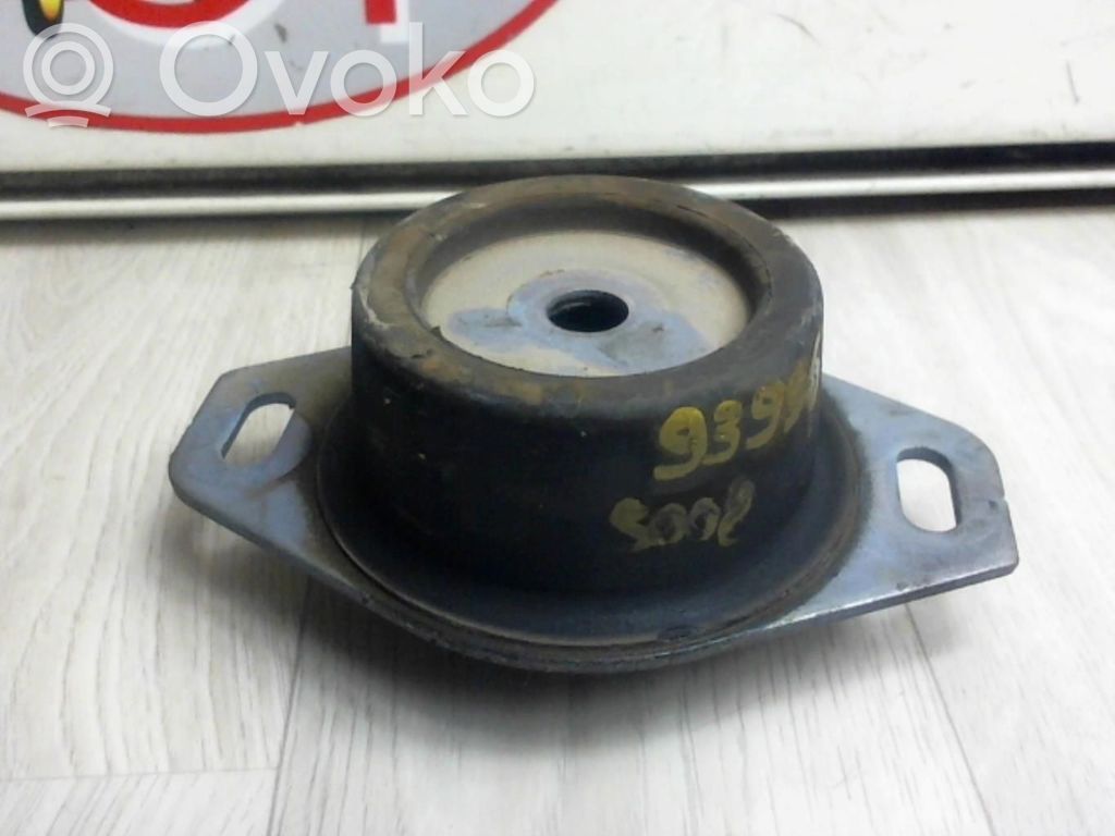 Gearbox mounting bracket