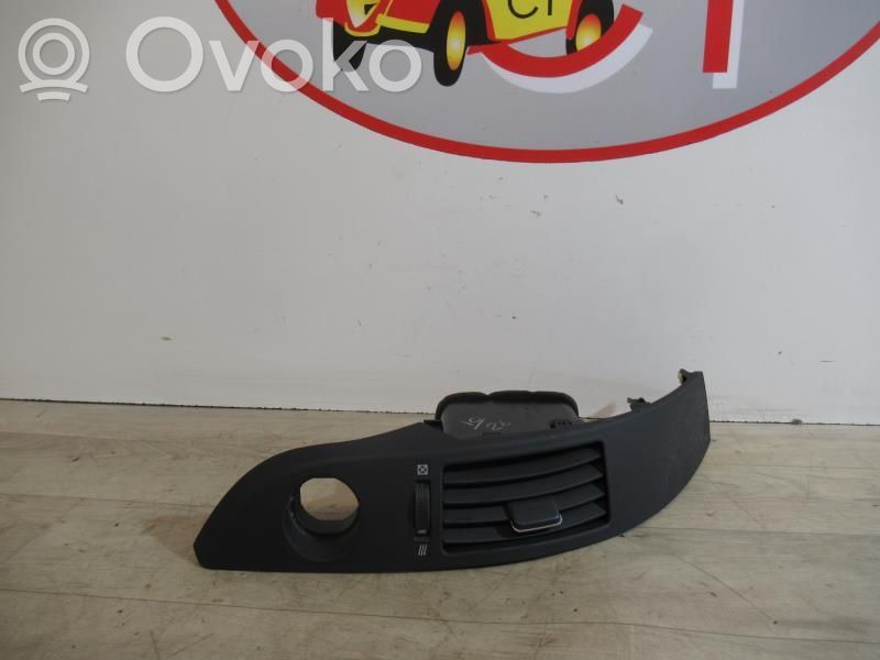 Toyota Corolla Verso AR10 Dysze / Kratki środkowego nawiewu deski rozdzielczej 