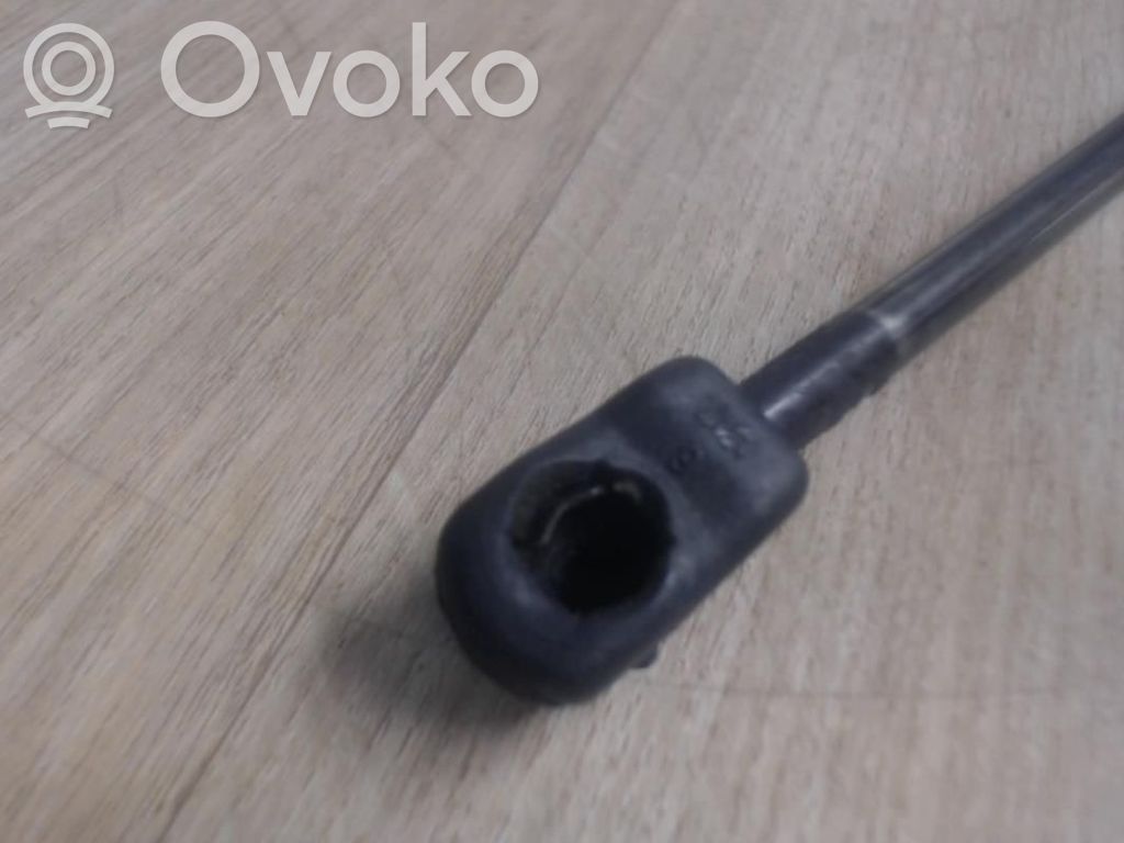 Siłownik maski przedniej