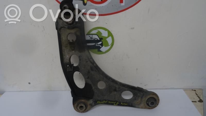 Opel Vivaro Рычаг 