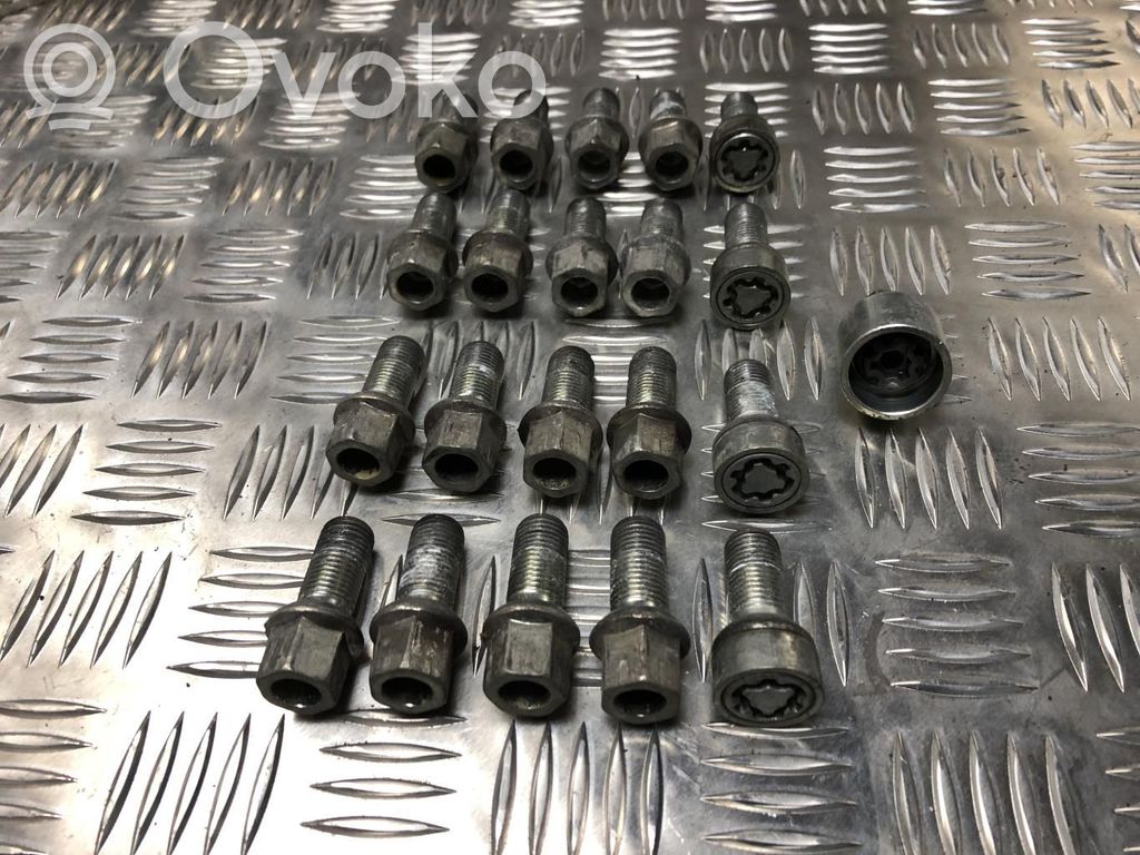 Mutterit/pultit   4F0698139C820,4F0698139C820