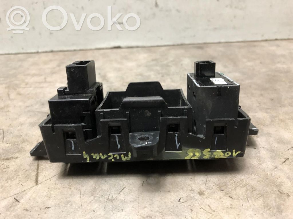 Steering wheel buttons/switches