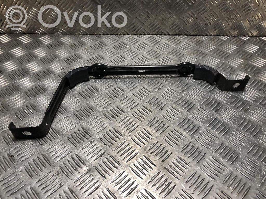 Fuel tank mounting bracket