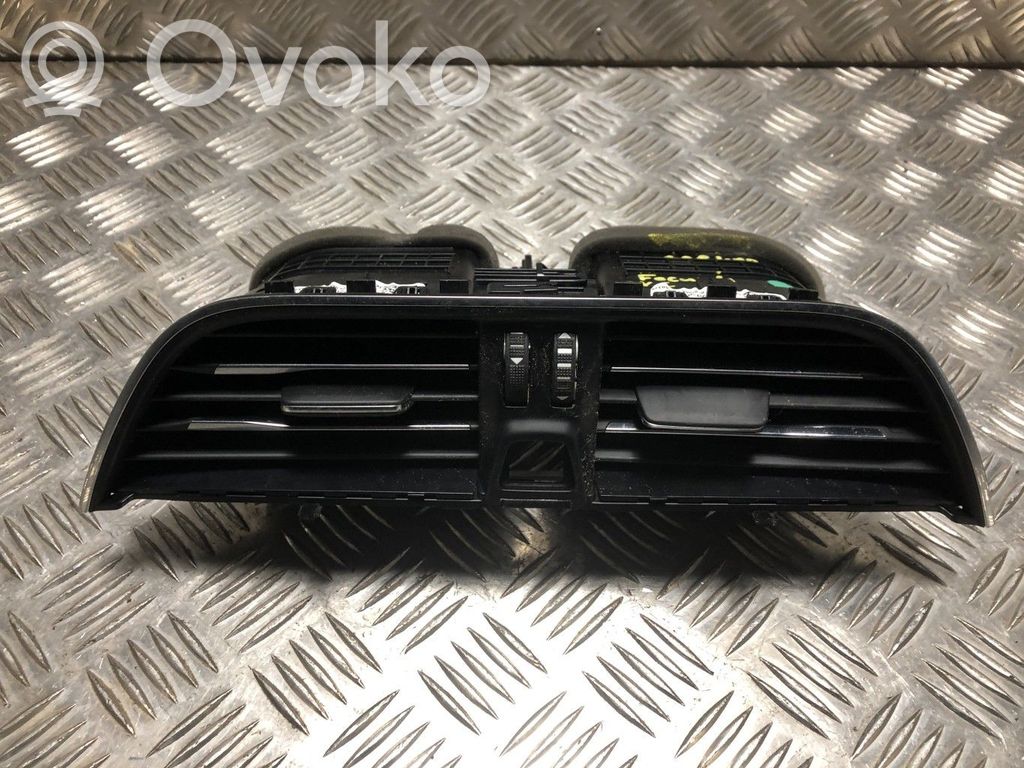 Ford Focus Lango oro grotelės 