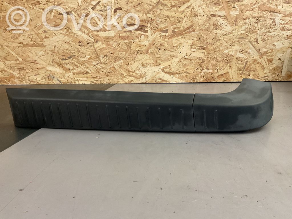 Jeep Commander Rear arch trim 