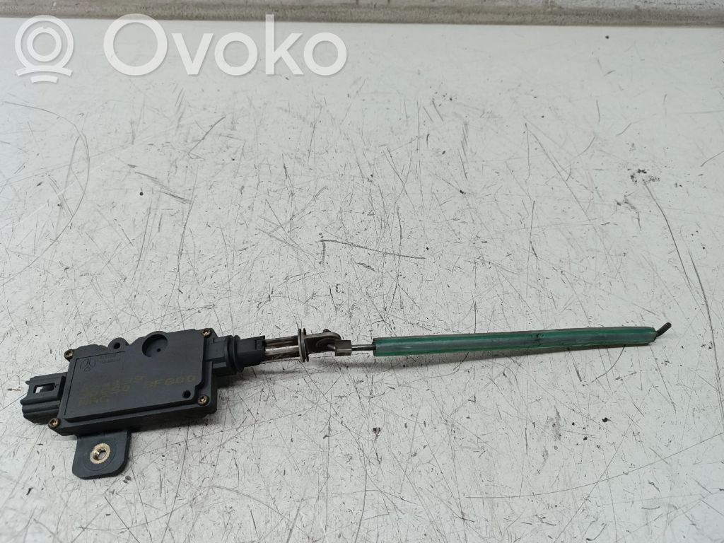 Aizmugurējā pārsega slēdzene (ārpusē)   905508F800