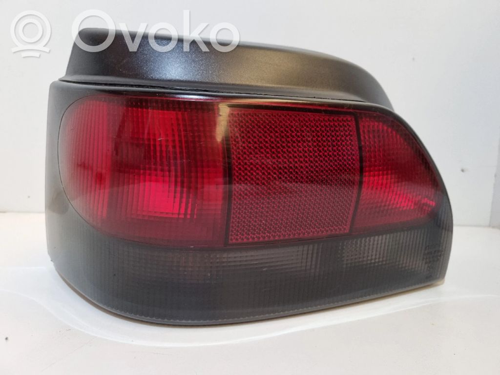 Renault Clio I Aizmugurējais lukturis pārsegā 