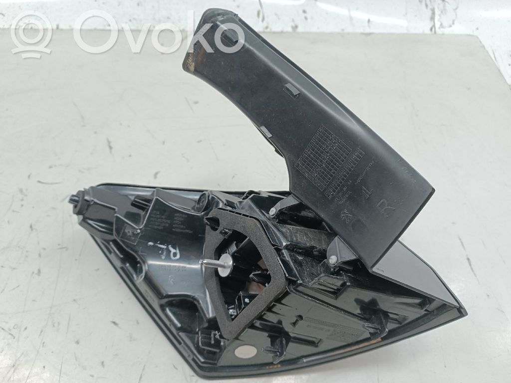 Peugeot 3008 II Aizmugurējais lukturis pārsegā 