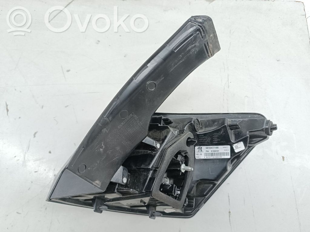 Peugeot 3008 II Aizmugurējais lukturis pārsegā 