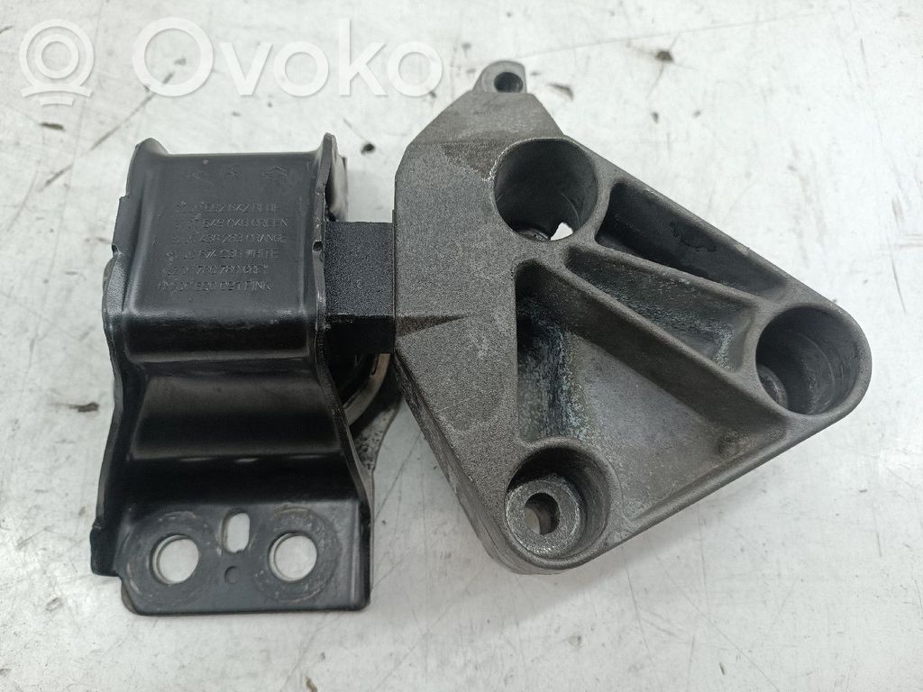 Engine mount bracket   8200780780,8200108112