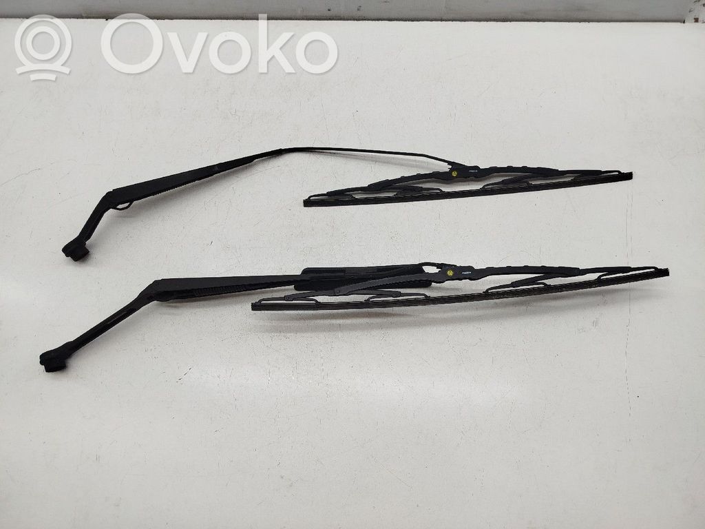 Front windscreen/windshield window   J39ALD1367