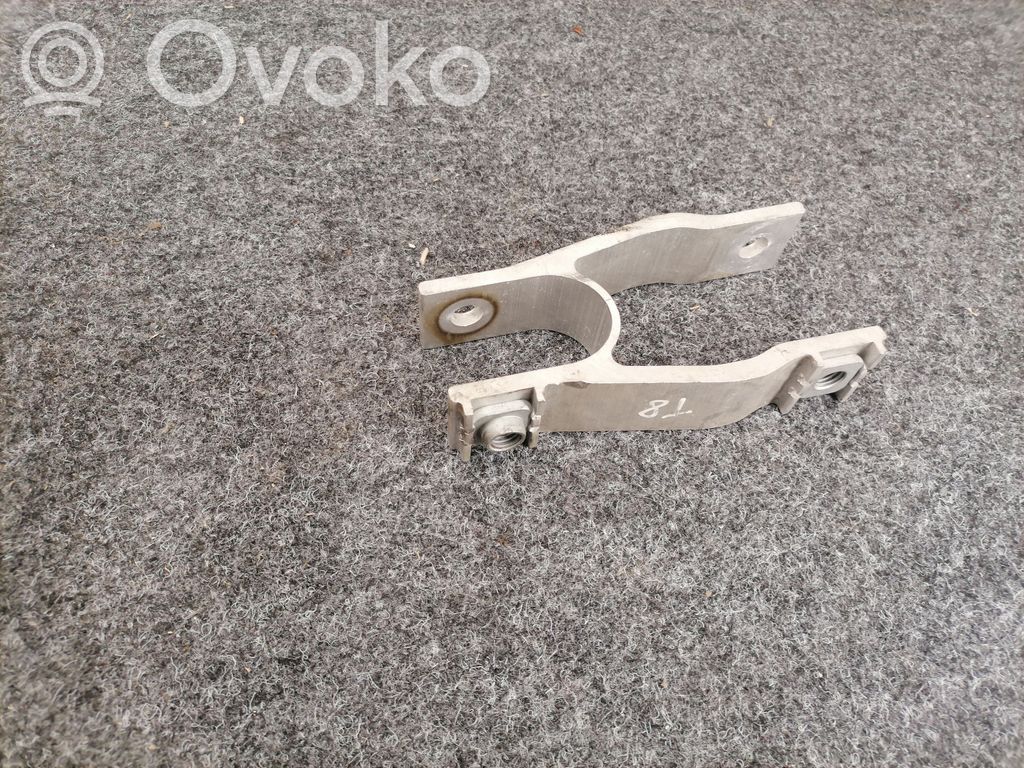 Volvo XC90 Engine mounting bracket 